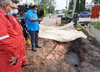 Minyak yang dikesan dari sebuah lubang di Kampung Gelam, Port Dickson.