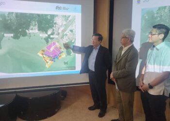 CHOW Kon Yeow menunjukkan pelan tambak laut bagi projek PSI yang kini dikurangkan kepada hanya sebuah pulau berbanding tiga buah pulau sebelum ini dalam sidang akhbar di George Town, Pulau Pinang hari ini.