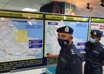 SOFFIAN Santong menunjukkan carta pergerakan perarakan pedati sempena sambutan Thaipusam pada Isnin dan Rabu depan dalam sidang akhbar di Georgetown, Pulau Pinang hari ini.