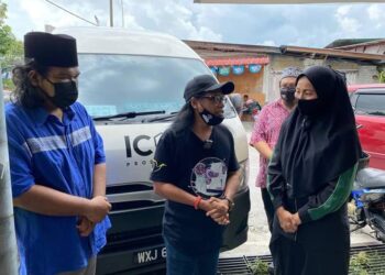 Wakil PPIM (kanan) bersama Afee Utopia (tengah) dan Tuan Putera Jefrizal semasa pengagihan dibuat kepada penerima baru-baru ini.