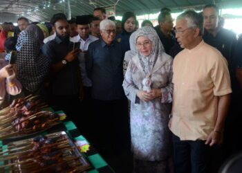 YANG di-Pertuan Agong dan Raja Permaisuri Agong menceriakan peniaga dan pengunjung ketika berkenaan melawat bazar Ramadan Tanjong Tokong, George Town, Pulau Pinang hari ini. - Pic: IQBAL HAMDAN