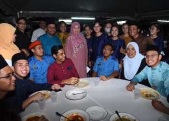 FADHLINA Sidek (tengah) bergambar bersama warga pendidik pada majlis berbuka puasa bersama warga pendidikan di Institut Pendidikan Guru (IPG) Perlis di Kangar, Perlis hari ini.- UTUSAN/IZLIZAN OTHMAN