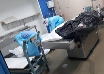 MAYAT di Unit Forensik Hospital Selayang diletakkan di atas meja bilik post mortem ekoran kekurangan kapasiti penyimpanan mayat.
