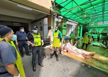 SOFFIAN Santong (tengah) ketika memantau SOP ibadah korban di pangsapuri Alimsah Walley, Lebih Chulia, Pulau Pinang.