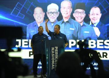 MUHYIDDIN Yassin berucap pada Majlis Jelajah PN Best di Kuala Perlis malam tadi.- UTUSAN/IZLIZAN OTHMAN