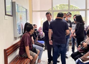 ANG CHUN Pun berbual dengan anak guamnya yang berdepan pertuduhan melibatkan aktiviti perjudian di Mahkamah Majistret Butterworth, Pulau Pinang hari ini. - Pix: SITI NUR MAS ERAH AMRAN