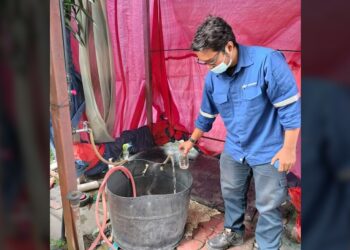 PENGUATKUASA SPAN memeriksa sambungan paip haram di premis itu di Pulau Indah, Klang, Selangor.