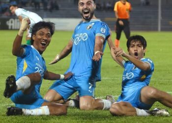 PEMAIN PenangFC meraikan jaringan gol ketika menentang Kuching City FC di Stadium Bandaraya, George Town, Pulau Pinang malam tadi. - PIX IHSAN LAMAN FB PENANGFC