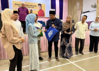 REEZAL MERICAN Naina Merican menyampaikan sumbangan pada majlis penyerahan bantuan barangan keperluan dan sumbangan duit raya kepada warga emas, anak yatim dan asnaf di SMK Datuk Haji Ahmad Badawi, Kepala Batas, Pulau Pinang hari ini.
