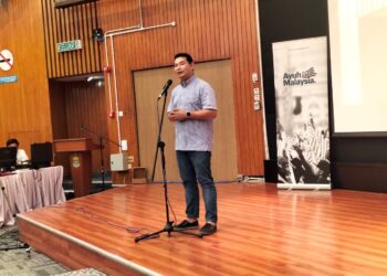 Rafizi Ramli ketika berucap  pada majlis  'townhall' di Kompleks Tun Abdul Razak (Komtar), Pulau Pinang hari ini.