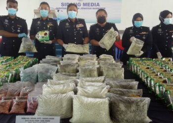 SHABUDIN Abd. Manan (tiga dari kiri) menunjukan dadah bernilai hampir RM26 juta yang dirampas  dalam tiga serbuan berasingan di Nibong Tebal dalam sidang akhbar di George Town hari ini.