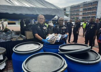 WAN Hassan Wan Ahmad (kiri) menunjukkan sebahagian dadah yang akan dibawa untuk dilupuskan pada sidang akhbar di IPK Kedah, Alor Setar, hari ini.