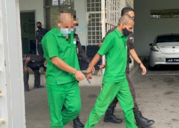 ROSLI Md. Isa (kanan) diiringi anggota penjara selepas dijatuhkan hukuman penjara selama tujuh tahun oleh Mahkamah Sesyen, Ayer Keroh, Melaka. - UTUSAN/DIYANATUL ATIQAH ZAKARYA