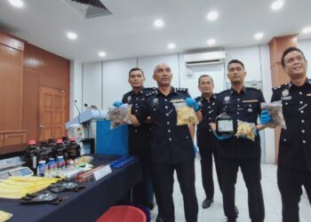 SOFFIAN SANTONG (dua dari kiri) menunjukkan antara dadah yang dirampas daripada sindiket yang didalangi pasangan suami isteri dalam sidang akhbar di IPD Barat Daya, Balik Pulau, Pulau Pinang hari ini. - UTUSAN/IQBAL HAMDAN