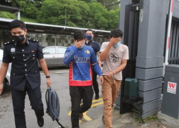 AHMAD Fadhil Ghazali (kanan) dan Mohamad Firdauz Ishak didakwa mengedar dadah di Mahkamah Majistret Johor Bahru, hari ini.
