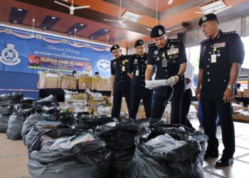 MUHAMMAD Zaki Harun menunjukkan dadah yang akan dilupuskan dalam sidang akhbar di Ibu Pejabat Polis Kontinjen Kelantan, Kota Bharu, Kelantan hari ini.UTUSAN/KAMARUL BISMI KAMARUZAMAN.