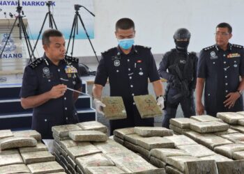 AYOB Khan Mydin Pitchay (kiri)  menunjukkan ketulan mampat ganja yang dirampas daripada sindiket pengedaran dan penyeludupan dadah dalam sidang akhbar di IPK Pulau Pinang, Georgetown, hari ini.