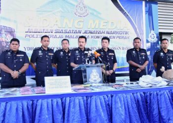 MOHD. Yusri Hassan Basri mengadakan sidang akhbar rampasan dadah di Pantai Remis di Ipoh, semalam. - UTUSAN/MUHAMAD NAZREEN SYAH MUSTHAFA