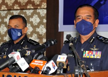 RAZARUDIN Husain (kanan) bersama Ketua Polis Johor, Datuk Ayob Khan Mydin Pitchay pada sidang akhbar di IPK Johor di Johor Bahru, Johor. - UTUSAN/RAJA JAAFAR ALI