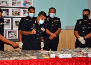 AYOB Khan Mydin Pitchay menunjukkan rampasan dadah di  Johor Bahru hari ini. - UTUSAN/RAJA JAAFAR ALI