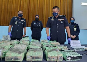 KAMARUL Zaman Mamat  (dua kanan) menunjukkan sebahagian dadah jenis syabu yang dirampas di IPD Kuala Muda, Sungai Petani hari ini. - UTUSAN/NUR SYAZWANA MANSOR