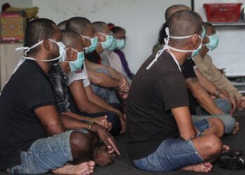 SEBAHAGIAN besar penghuni penjara di Malaysia terdiri dalam kalangan penagih dadah.  – GAMBAR HIASAN