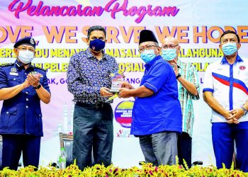 DR. Santhara Kumar (dua dari kiri) menyerahkan sumbangan bencana kepada Pengerusi Persatuan Penduduk
Program Perumahan Rakyat (PPR) Gombak Setia, Datuk Sazali Atar (tengah) pada pelancaran program We
Love, We Serve, We Hope di Gombak dekat Kuala Lumpur, semalam. Turut kelihatan Saiful Azly Kamaruddin
(kiri) dan Zulki i Abdullah (kanan).  MINGGUANFARIZ RUSADIO