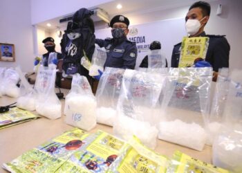 ABDUL Latif Abdul Kadir (tengah) menunjukkan dadah jenis Methamphetamine yang dirampas dengan keseluruhan berat 28 kilogram yang bernilai RM1 juta ketika dalam sidang akhbar di Cawangan Narkotik Ibu Pejabat JKDM di Kampung Jijan, Nilai, Seremban hari ini. - FOTO/MOHD. SHAHJEHAN MAAMIN