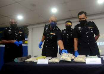 SOFFIAN Santong menunjukkan sebahagian dadah yang dirampas daripada satu sindiket pengedaran syabu dan heroin dalam sidang akhbar di IPD Timur Laut, Georgetown, Pulau Pinang hari ini.