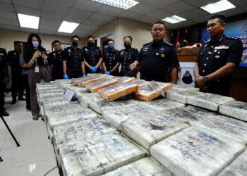 KAMARUL Zaman Mamat menunjukkan rampasan ganja bernilai RM542,674.00 pada sidang media di Johor Bahru hari ini. UTUSAN/RAJA JAAFAR ALI