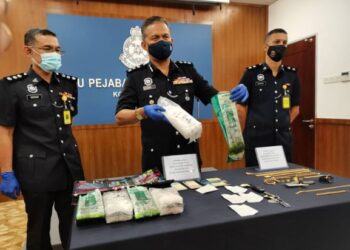 MOHD. ZAIDI ABDULLAH (tengah) menunjukkan rampasan dadah dan barang kemas dalam satu serbuan di Suria Inanam, Kota Kinabalu semalam