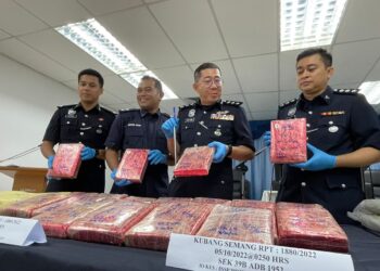 TAN CHENG SAN (dua dari kanan) menunjukkan sebahagian daripada dadah yang dirampas dariPADA satu sindiket pengedaran didalangi pasangan suami isteri dalam sidang akhbar di IPD SPT, Butterworth, Pulau Pinang hari ini. - UTUSAN/SITI NUR MAS ERAH AMRAN