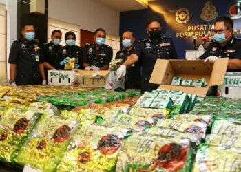 SAHABUDIN Abd. Manan (dua dari kanan) bersama pegawai-pegawainya menunjukkan pelbagai jenis dadah yang dirampas dalam sidang media di Georgetown, semalam. – UTUSAN/AMIR IRSYAD OMAR