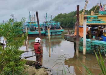 LOKASI seorang wanita dipercayai terjatuh ke dalam sungai ketika melarikan diri dari serbuan polis di Pulau Biawak dekat Jeti Tanjung Punai, Batu 3, di Kuantan, Pahang. - FOTO IHSAN JBPM PAHANG