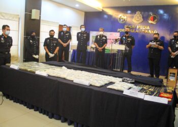MOHD. SHUHAILY Mohd. Zain dalam sidang akhbar mengenai kejayaan polis Pulau Pinang menumpaskan sindiket pengedaran dadah menggunakan lori membawa buah kelapa di Ibu pejabat Polis Kontinjen (IPK) negeri, Georgetown, Pulau Pinang.