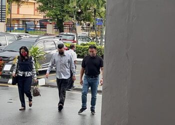 OOI Khar Giap (tengah) dan Chye Lay Hoon (kiri) ketika tiba di Mahkamah Sesyen Butterworth, Pulau Pinang hari ini.-UTUSAN/SITI NUR MAS ERAH AMRAN