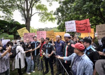 Antara 30 keluarga mangsa  pemerdagangan manusia rakyat Malaysia yang ditahan  oleh sindiket scammer di Kemboja, Laos dan Myanmar memegang plakad merayu dan memohon campur tangan kerajaan ketika menyerahkan memorandum kepada Perdana Menteri di  Putrajaya, baru-baru ini.
UTUSAN/FAIZ ALIF AHMAD ZUBIR