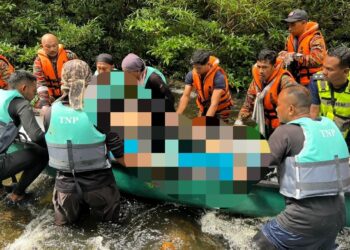 MAYAT pendaki lelaki yang lemas ditemukan oleh pasukan mencari dan menyelamat di Sungai Tanum, Merapoh di Lipis, Pahang. - FOTO /IHSAN IPD LIPIS