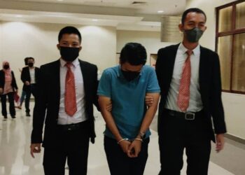 MOHD. YUSRIZAL Md. Ledza (tengah) didakwa di Mahkamah Sesyen Kuantan atas dua tuduhan menerima suapan RM2,000 pada Mac 2022 di Kuantan, Pahang. - FOTO/DIANA SURYA ABD WAHAB