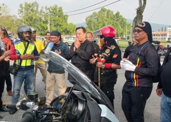 Ustaz Jafri Abu Bakar Mahmoodi membaca doa dalam Kembara Dakwah dan program Jom Cuci Masjid di Kuala Kangsar, Perak pada 2019. Turut sama, Hanafiah Abdul Malek (empat dari kanan) dan Abd. Rani Kulup.