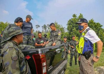 WAN Hassan Wan Ahmad (kanan) bersama anggota Pasukan Gerak Am (PGA) ketika melakukan tinjauan operasi memburu tahanan Rohingya yang meloloskan diri dari Depot Imigresen Sementara Relau di Bukit Tok Non, Bandar Baharu, Kulim, Kedah, hari ini. - UTUSAN/SHAHIR NOORDIN