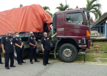 CHE Zakaria Othman menunjukkan  treler yang dirampas kerana disyaki digunakan untuk membuang sisa buangan di Sungai Batang Benar, Nilai, Negeri Sembilan.