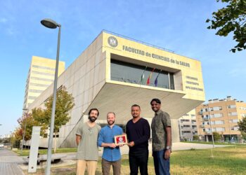 DALJIT Singh Karam (dua dari kanan) dan Keeren Sundara Rajoo (kanan) menyampaikan cenderahati kepada Profesor Madya Dr. José Manuel Pérez Marmol dari University of Granada semasa lawatan ke kampus universiti itu, baru-baru ini. - IHSAN UPM