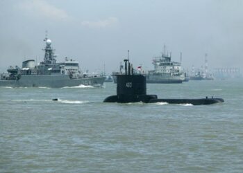 KAPAL selam KRI Nanggala-402 tenggelam pada kedalaman 838 meter dan pecah kepada tiga bahagian. -AFP