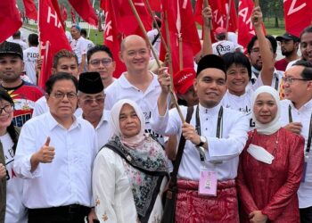 SYAHREDZAN Johan ketika berarak menuju ke Pusat Penamaan Calon PRU15 Parlimen Bangi. - IHSAN PH BANGI