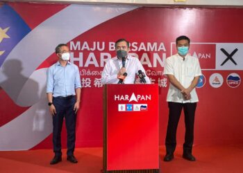 ANTHONY Loke Siew Fook ketika sidang akhbar di Ibu Pejabat DAP Melaka. - UTUSAN/DIYANATUL ATIQAH ZAKARYA