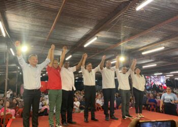ANTHONY Loke (tengah) dan pimpinan parti bersama calon DAP Parlimen Selangor bagi PRU15 di majlis makan malam kutipan dana Parlimen Damansara, malam ini.
