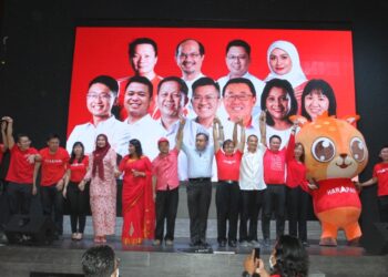ANTHONY LOKE bersama barisan calon DAP bagi DUN dan Parlimen di Bentong, Pahang.
