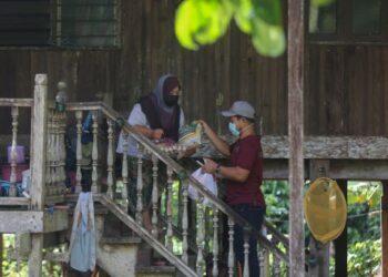 MOHD. Rafi Kori mengagihkan sumbangan barangan keperluan asas menerusi program Dapur Kampung Prihatin (DKP) kepada penduduk Kampung Pulau Manis di Kuala Terengganu, semalam.
UTUSAN/PUQTRA HAIRRY ROSLI