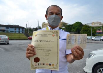 JAMSARI menunjukkan buku dan sijil yang diperolehinya daripada Hospital Tuanku Jaafar (HTJ) Seremban dekat sini selepas menderma darah sebanyak 100 kali. UTUSAN/ZAKKINA WATI AHMAD TARMIZI
